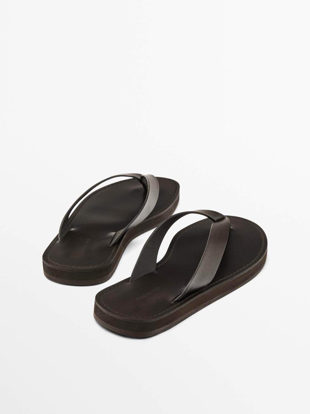 Leather sandals with toe divider