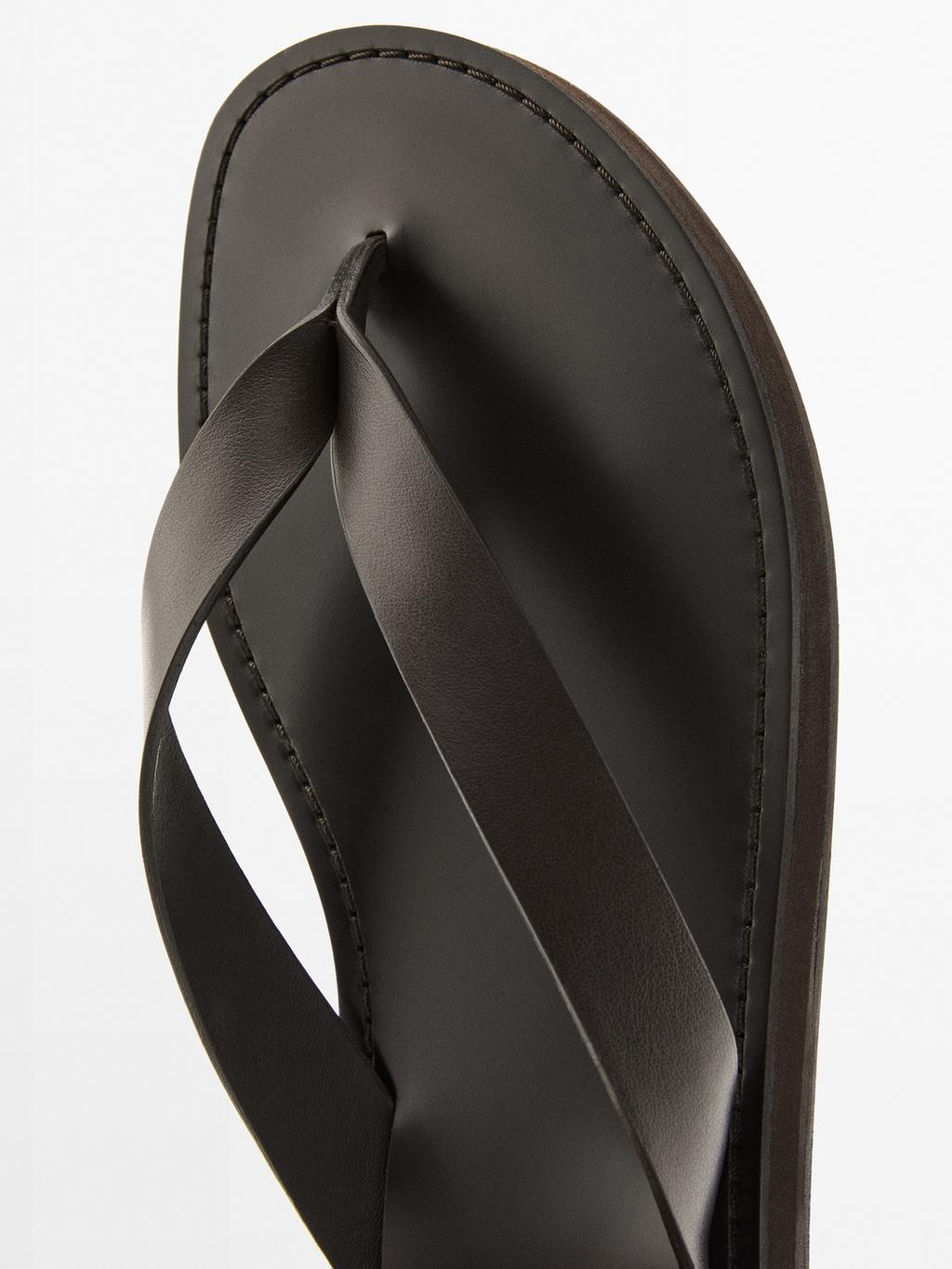 Leather sandals with toe divider